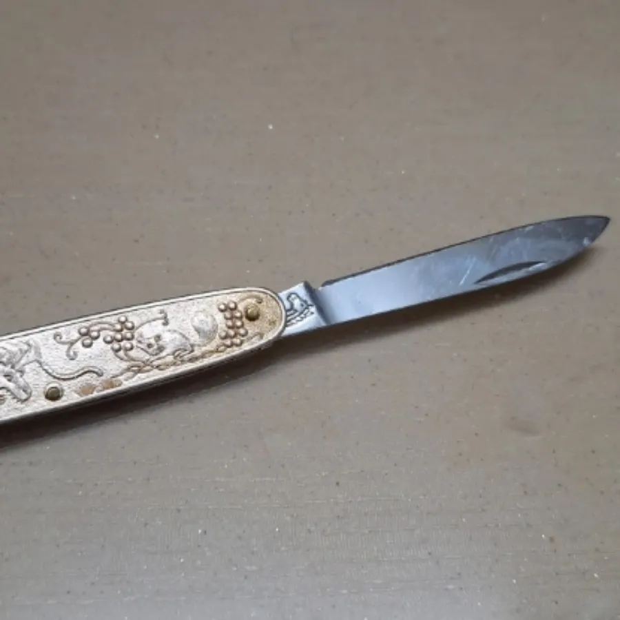 چاقویی با قدمت بیش از 60