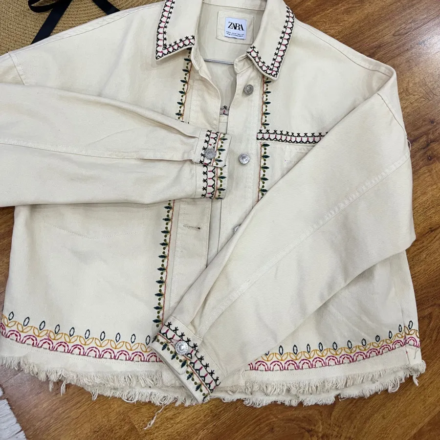 کت جین گل دوزی شده