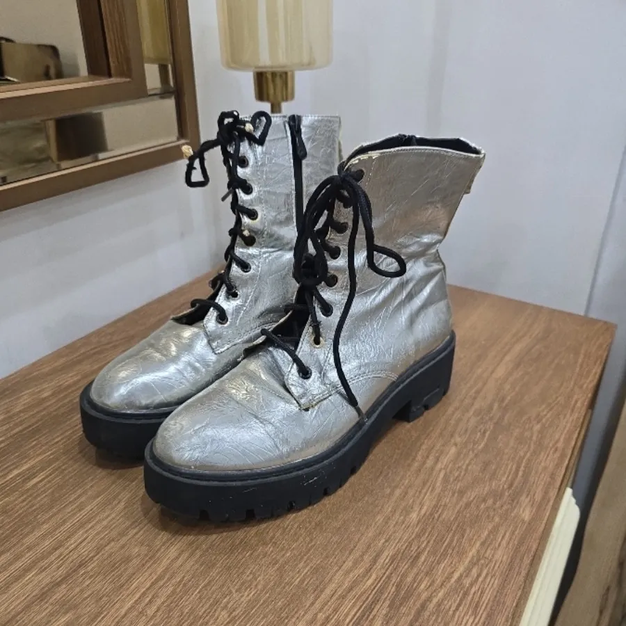 بوت نقره ای