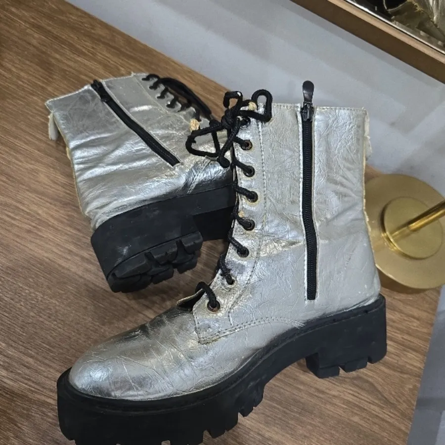 بوت نقره ای