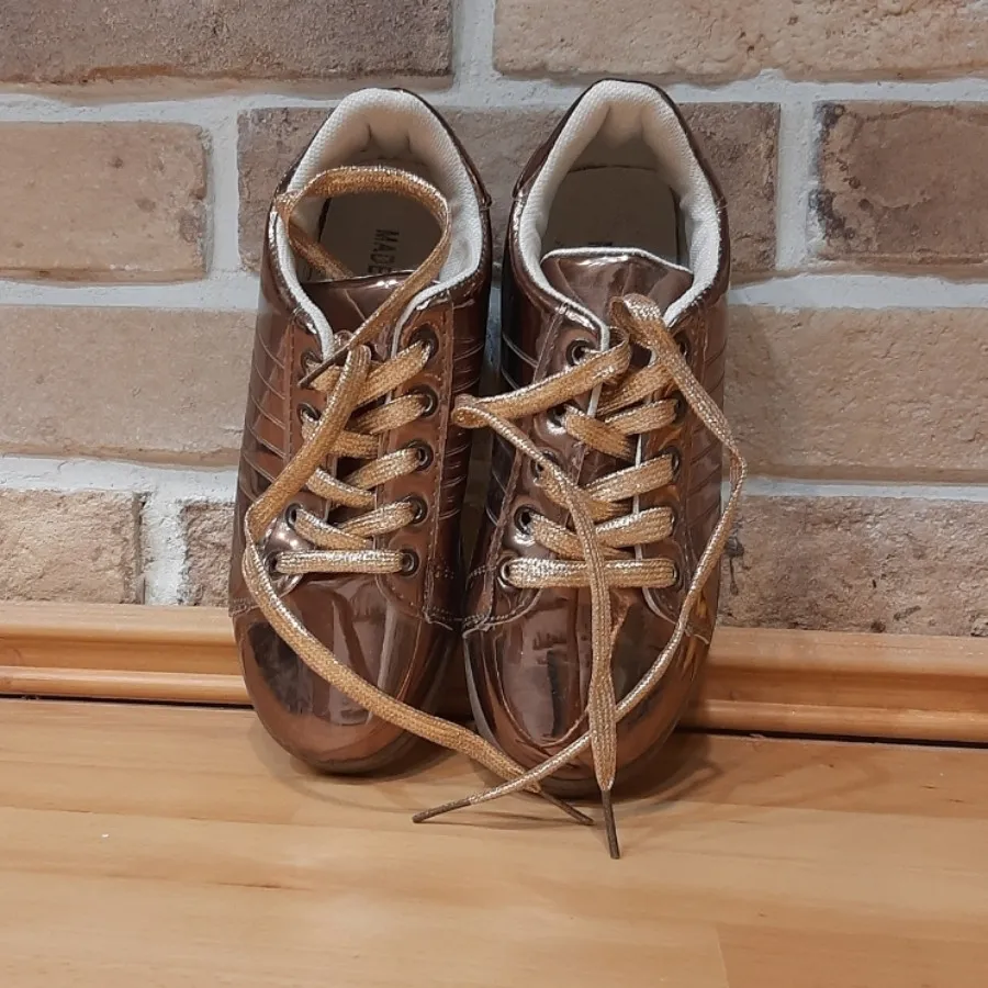 کفش کتونی هولوگرامی