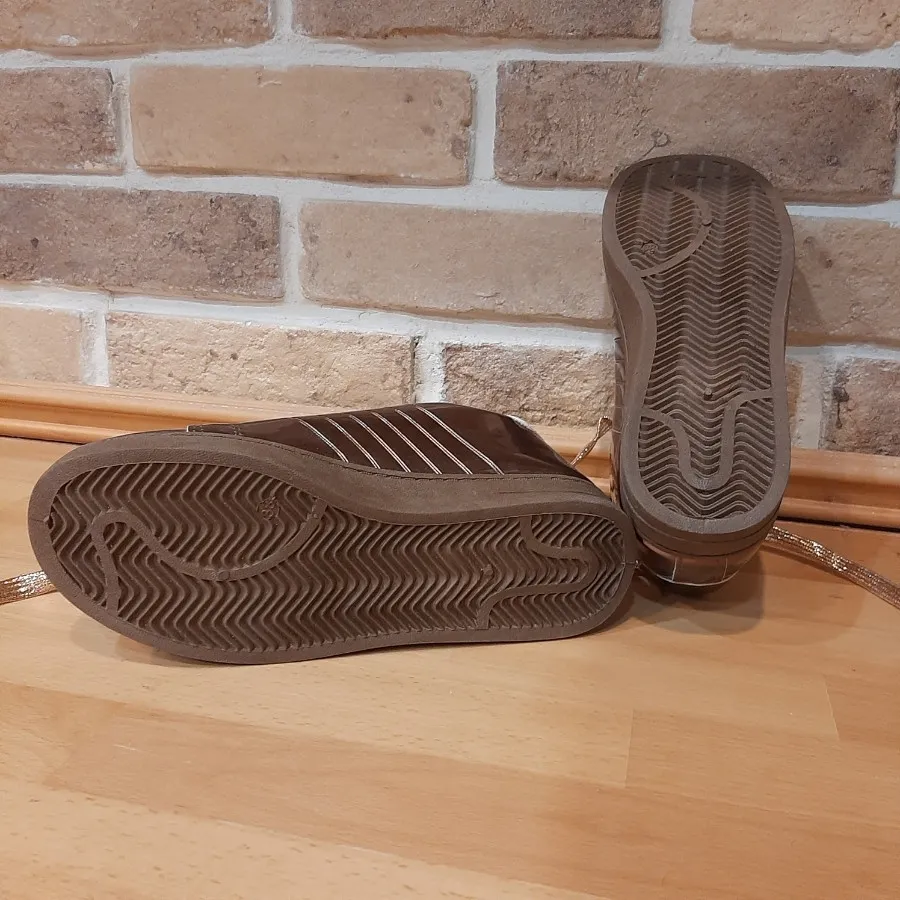 کفش کتونی هولوگرامی