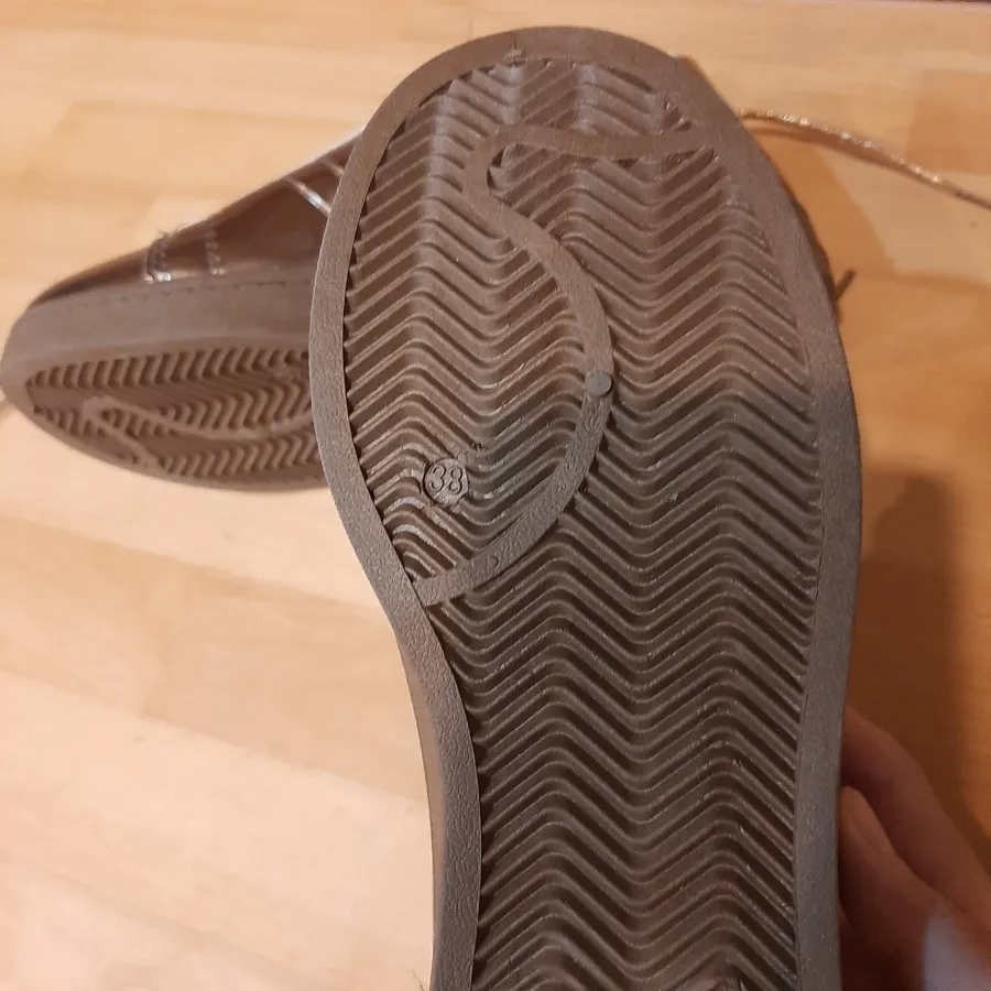 کفش کتونی هولوگرامی