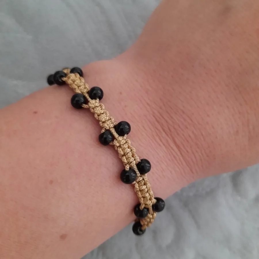 دستبند مکرومه با مهره