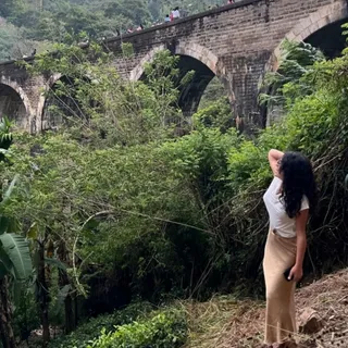 دامن حریر طلایی