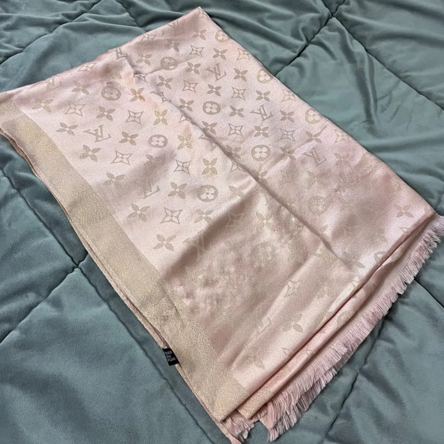 شال لویی ویتون