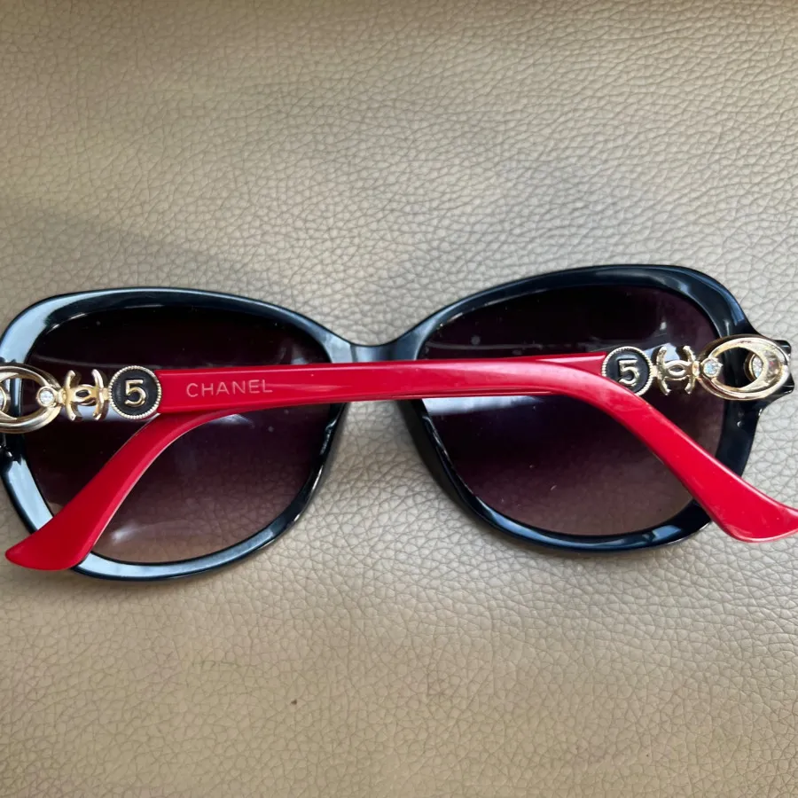 عینک زیبا ولوکس شنل