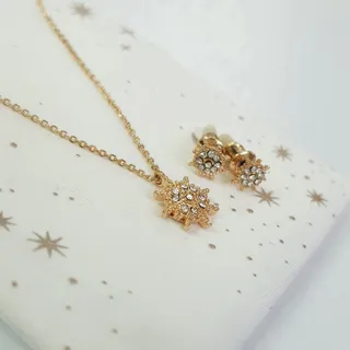 گردنبند و گوشواره طلایی