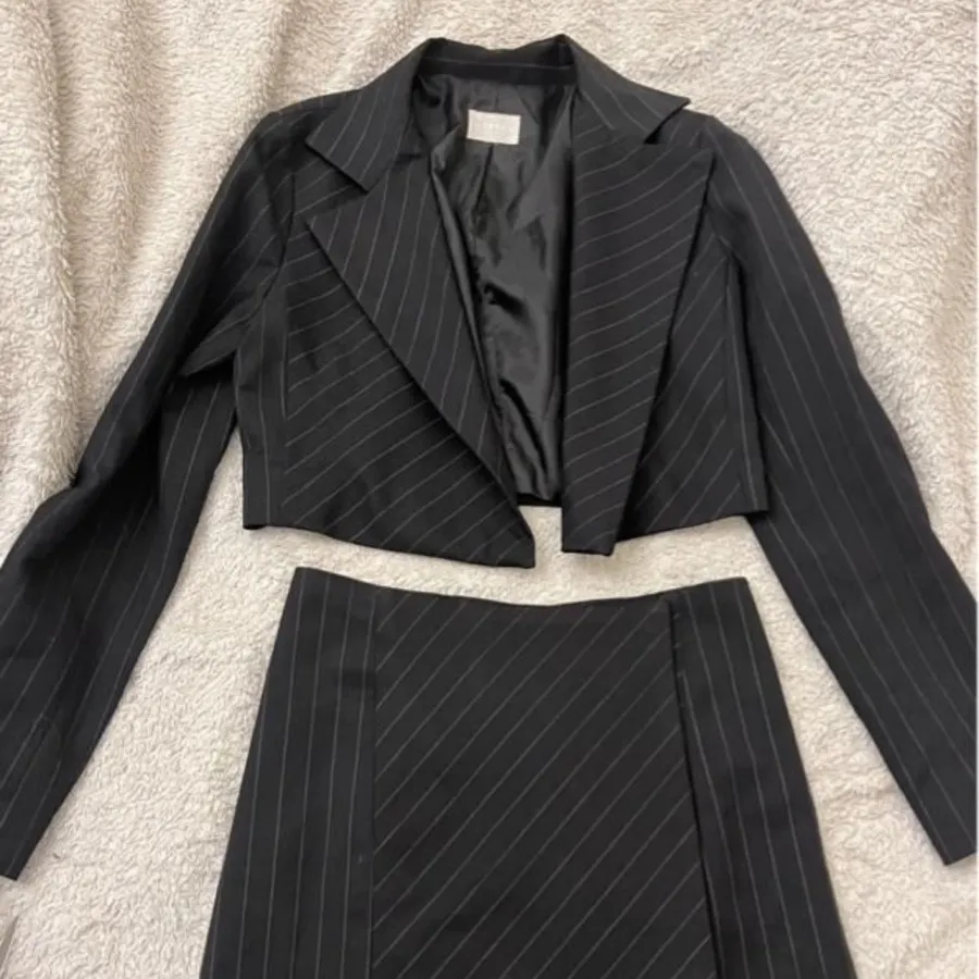 کت کراپ و دامن کوتاه ست