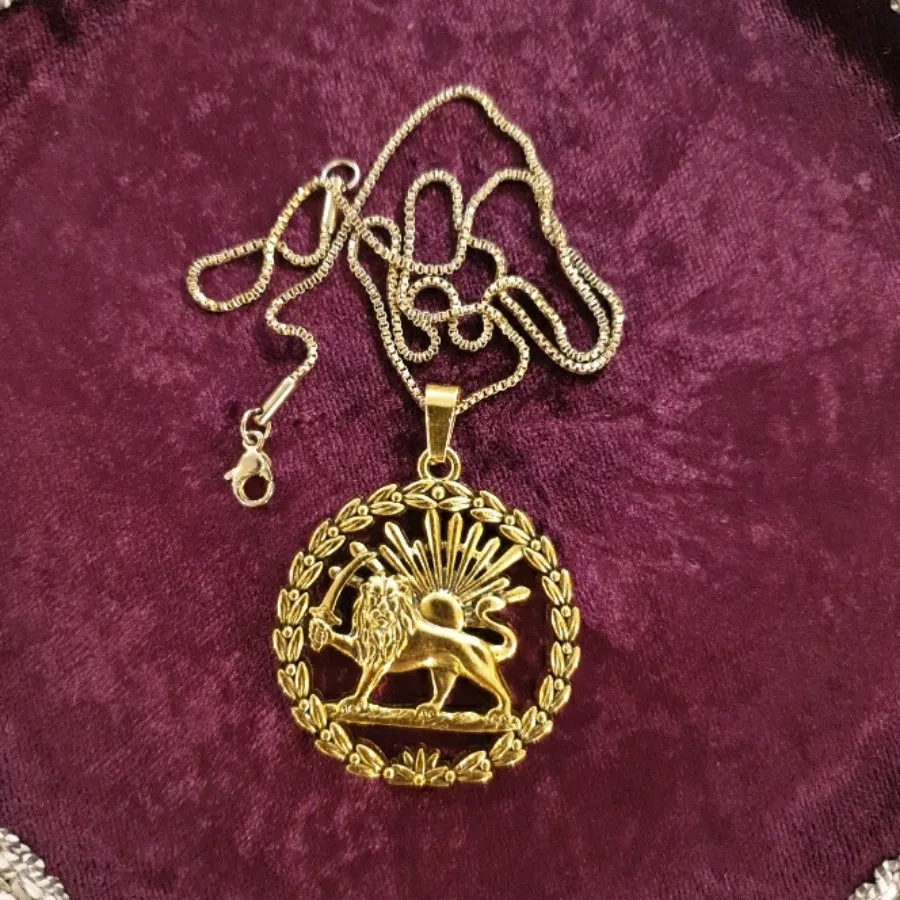 آویز شیر و خورشید