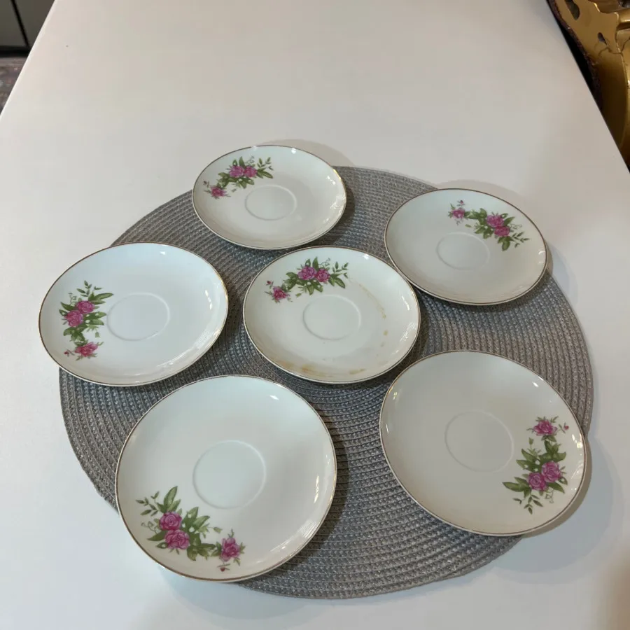 نعلبکی گل سرخی