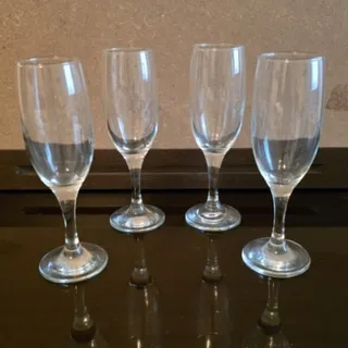 تعدادی گیلاس