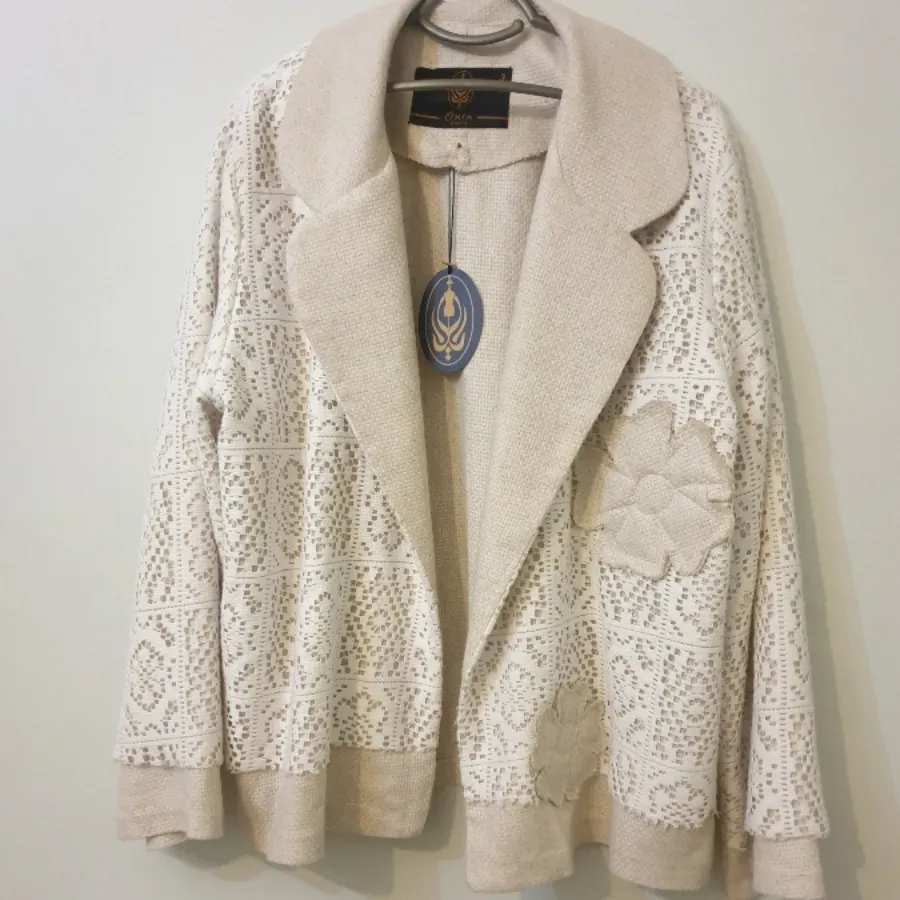 مانتو مزونی کرم و سفید