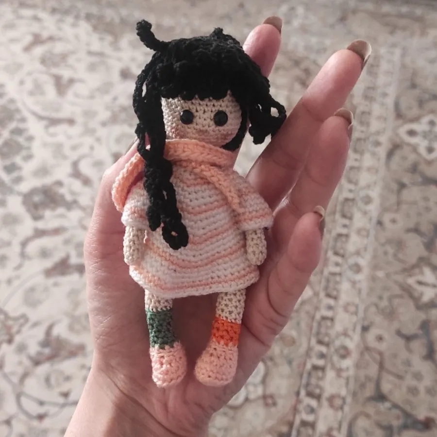 عروسک کوچیک بافتنی