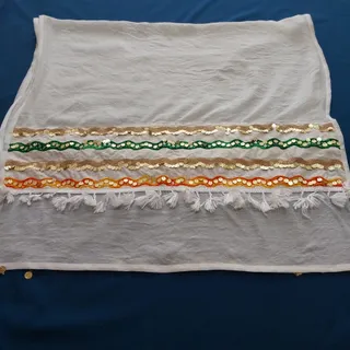 شال سفید حاشیه یک طرفه