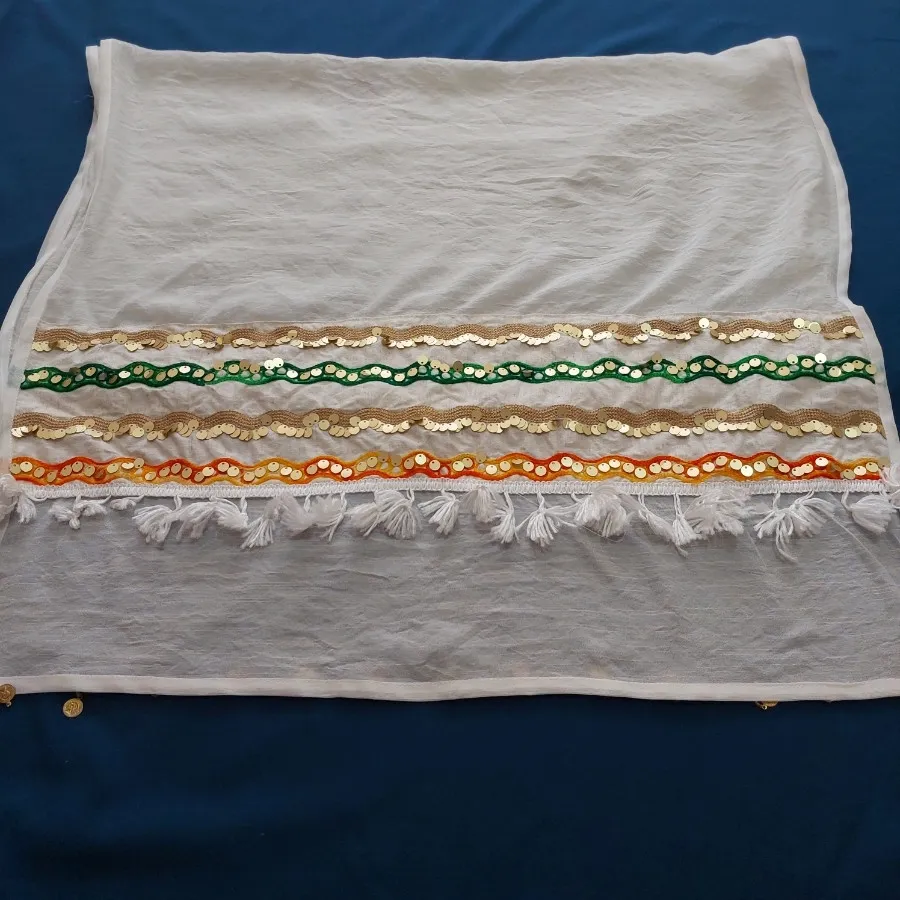 شال سفید حاشیه یک طرفه