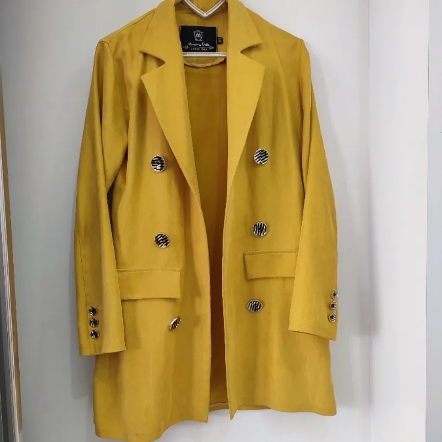 کت زرد دکمه دار