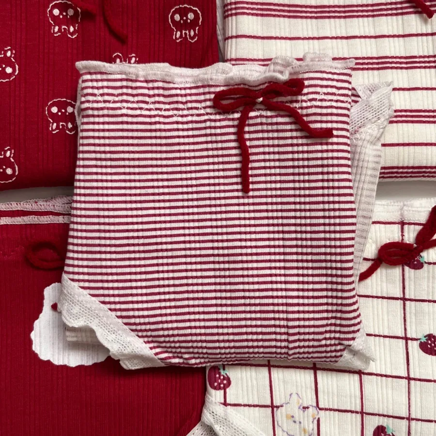 شورت قرمز (ورق بزنید)