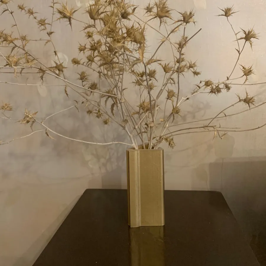 گلدان بسیار شیک طلایی