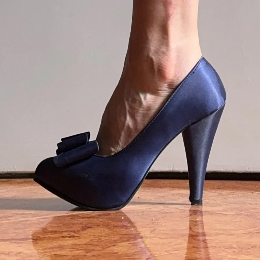 کفش سرمه ای پاشنه بلند
