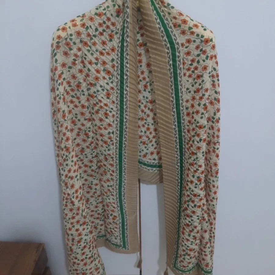 شال کرم و سبز گلدار
