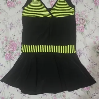 مایو زنانه همراه با کلاه