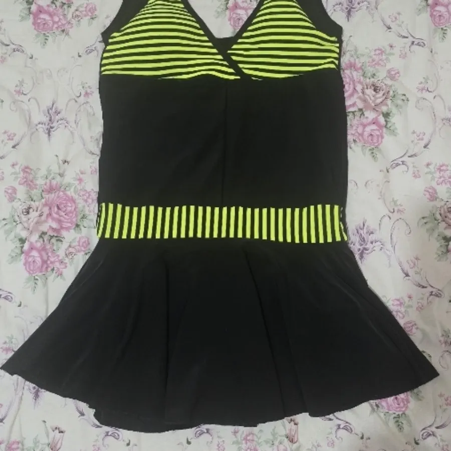 مایو زنانه همراه با کلاه