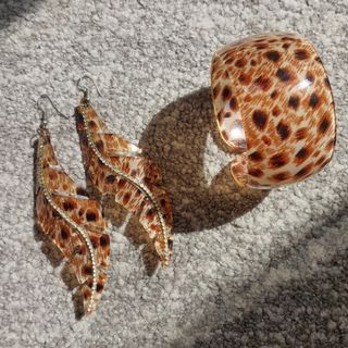 گوشواره و دستبند