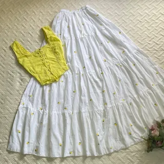 کراپ تاپ و دامن زرد