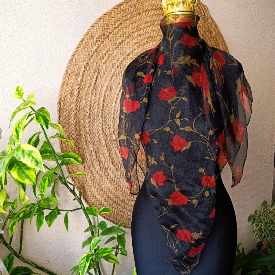 روسری گل سرخ