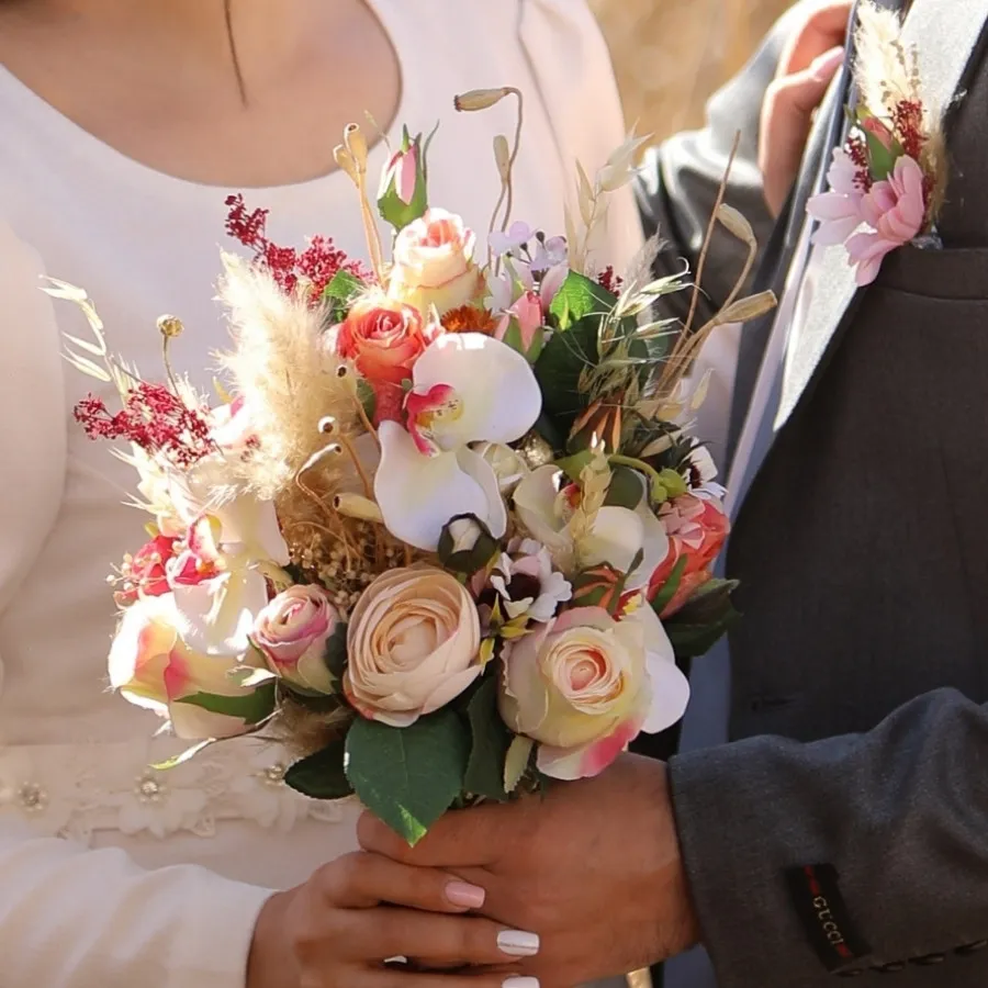 دسته گل و گل سینه مصنوعی