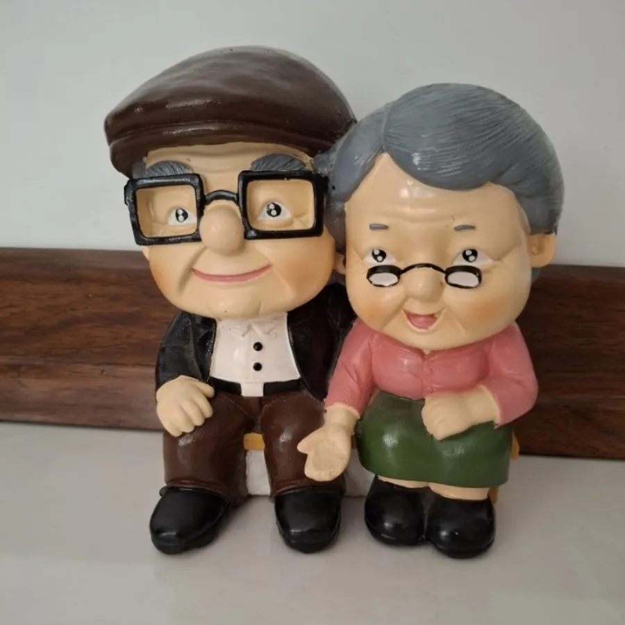 مجسمه پیرمرد و پیرزن