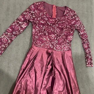 لباس بنفش مایل به زرشکی