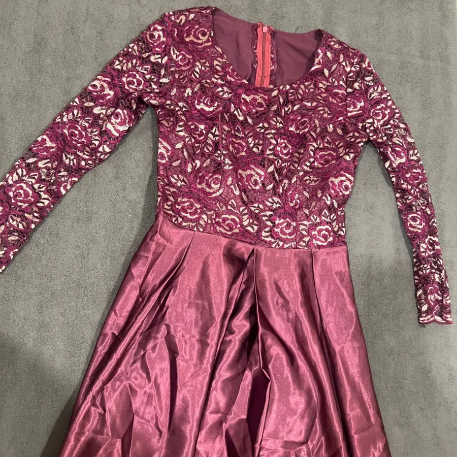 لباس بنفش مایل به زرشکی