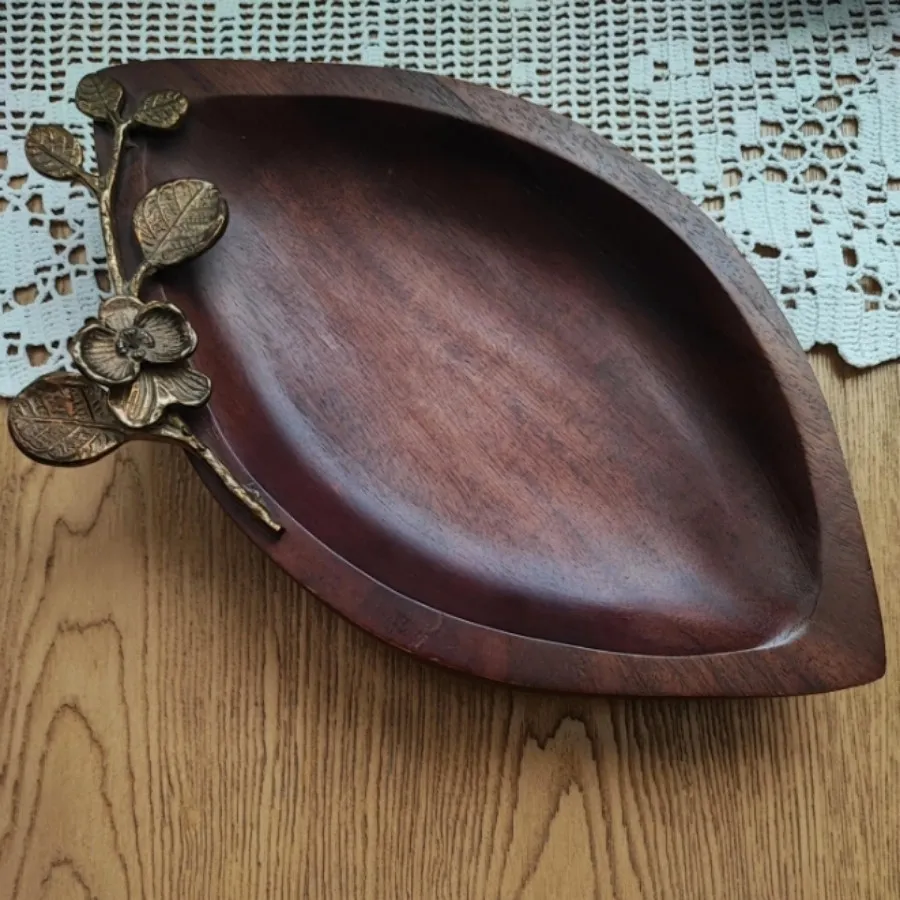 ظرف چوبی با گلای برنجی