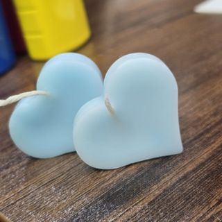 شمع های  شناور روی اب