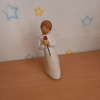 مجسمه زیبای دختر گل‌ سرخ