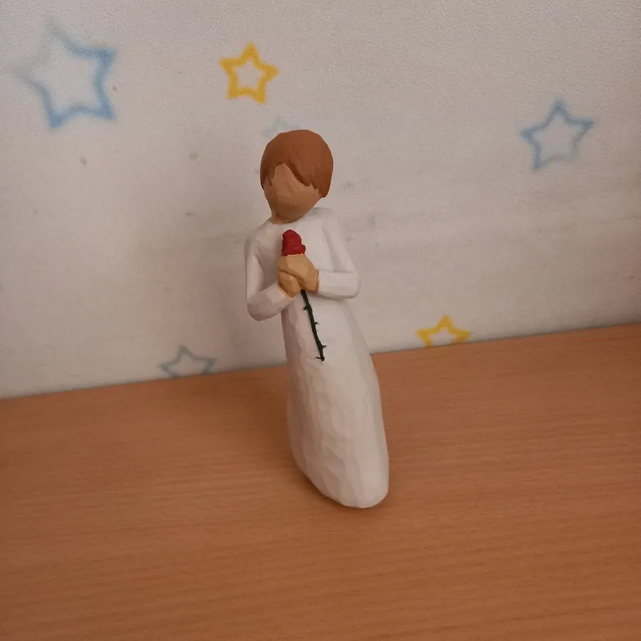 مجسمه زیبای دختر گل‌ سرخ