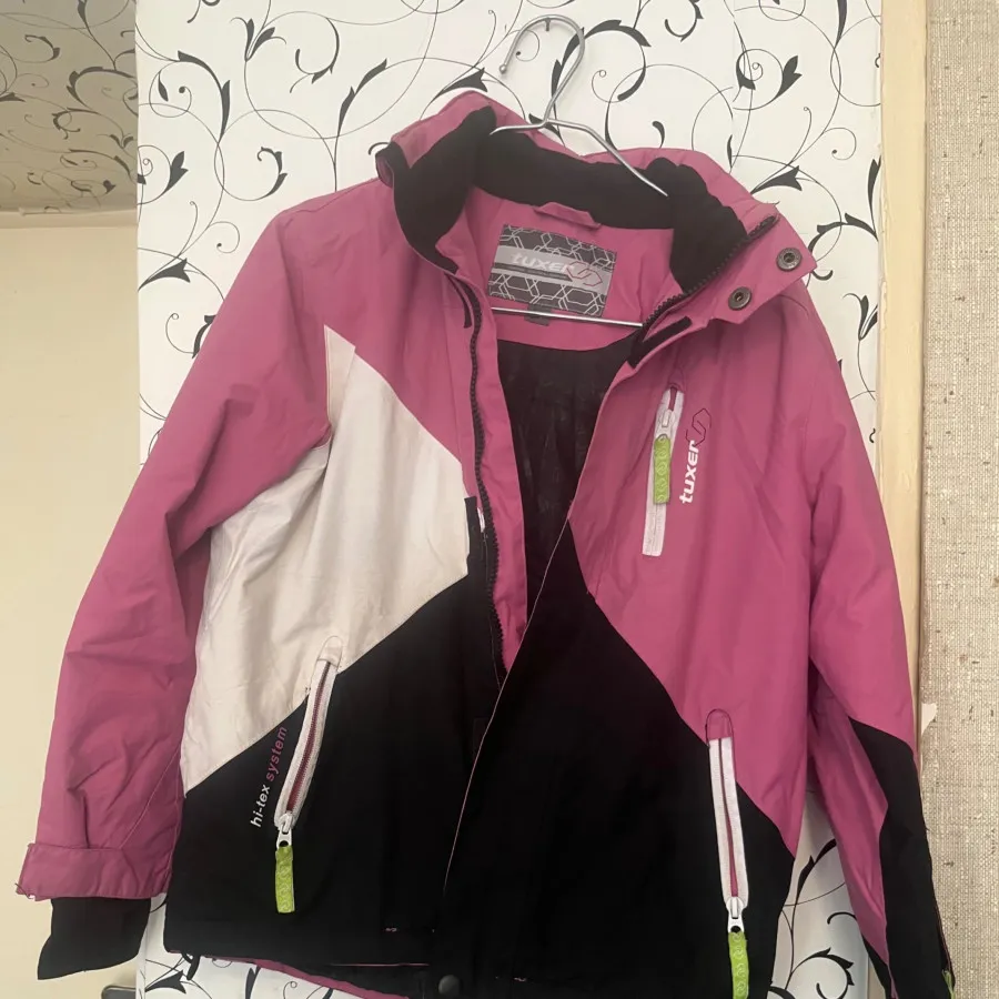 کاپشن اسکی و کوه tuxer