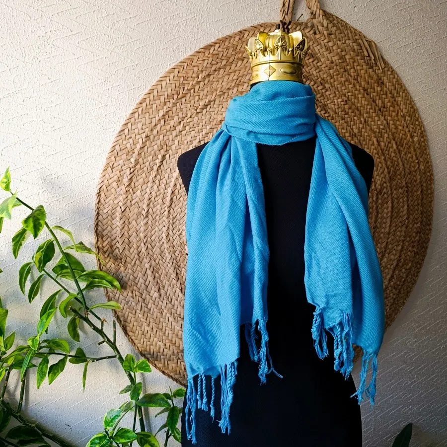 شال آبی رنگ