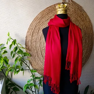 شال قرمز خوش رنگ