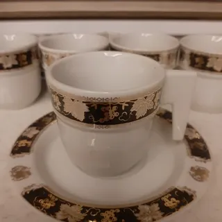 فنجان ونعلبکی.