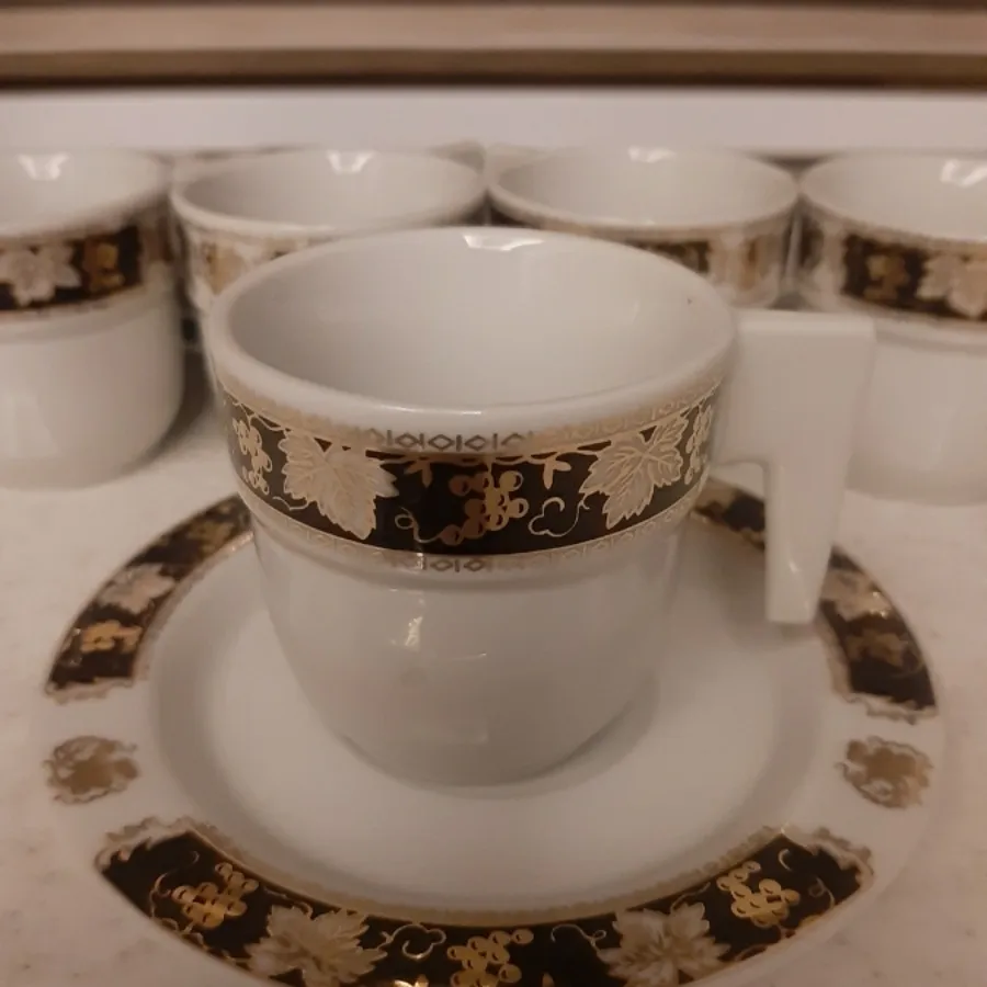 فنجان ونعلبکی.