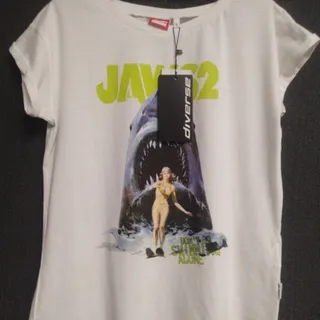 تیشرت زنانه با طرح کوسه د