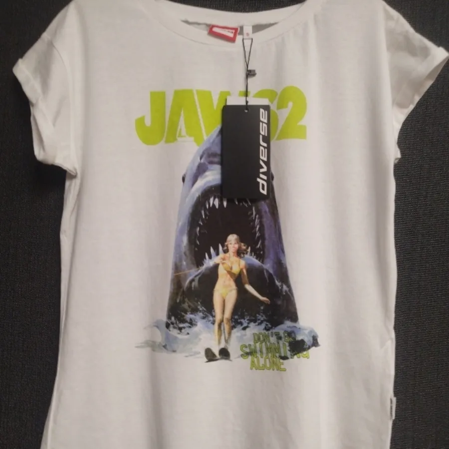 تیشرت زنانه با طرح کوسه د