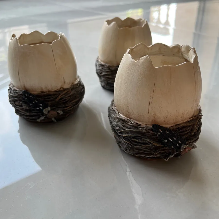 سه عدد شمعدان