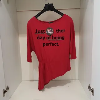 تیشرت قرمز تگدار