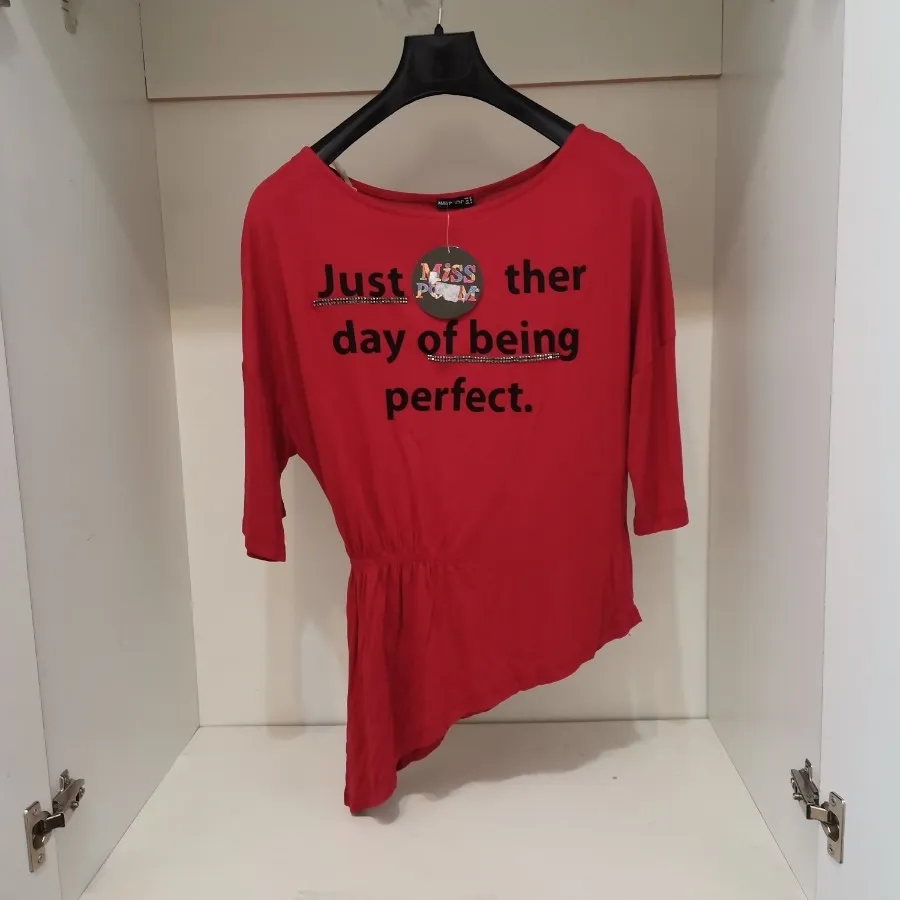 تیشرت قرمز تگدار