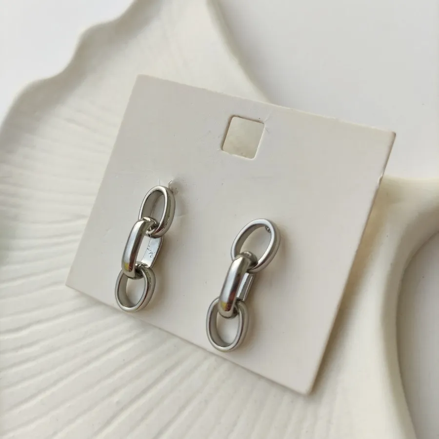 گوشواره زنجیری مینیمال