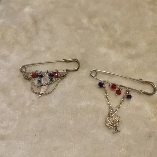 سنجاق آویز سینه